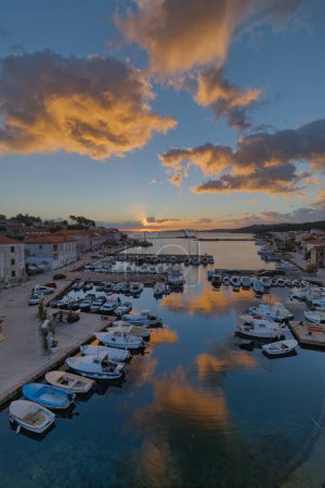 Téléchargez les photos : SALI, CROATIE - 9 novembre 2023 : Aube paisible sur la marina de Sali à Dugi Otok avec un lever de soleil pittoresque réfléchissant sur l'eau. - en image libre de droit