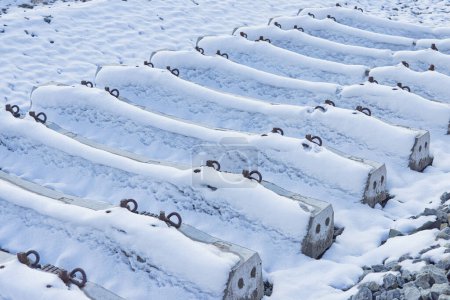 Téléchargez les photos : Les hivers touchent les traverses de chemin de fer, avec de la neige recouvrant les voies dans un modèle rythmique à Krizevci, Croatie. - en image libre de droit