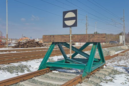 Foto de Parada de amortiguamiento en vías férreas nevadas en Krizevci, lo que indica la construcción en curso y el desarrollo de infraestructura ferroviaria. - Imagen libre de derechos