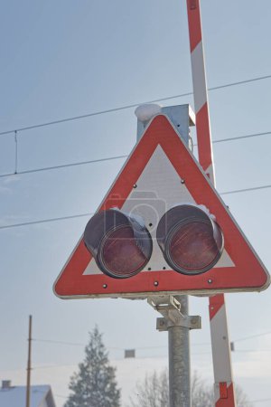 Foto de Vista detallada de una señal de cruce de ferrocarril nevado con luces de señal roja, destacando las condiciones de invierno en Dugo Selo. - Imagen libre de derechos