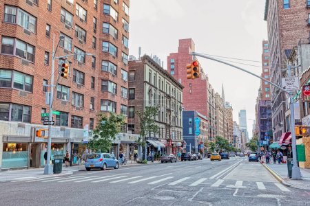 Téléchargez les photos : NEW YORK, États-Unis - 2 OCTOBRE 2018 : Maisons en brique typiques à l'intersection de l'avenue Lexington et de la 83e rue
. - en image libre de droit