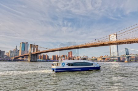 Foto de NUEVA YORK, EE.UU. - 01 DE OCTUBRE DE 2018: NY Waterway es la forma más rápida y conveniente de viajar en Nueva York, disparada frente al puente de Brooklyn
. - Imagen libre de derechos