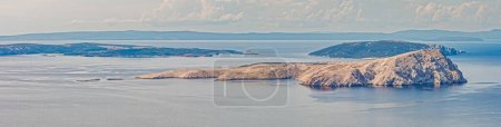 Foto de Amplia vista de la deshabitada y rocosa isla Goli Otok como antigua prisión de Yugoslavia en el contexto del tranquilo mar Adriático. - Imagen libre de derechos