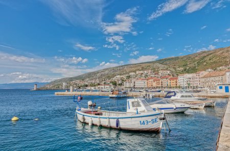 Foto de Senj, Croacia - 2 de septiembre de 2020: Pintoresca vista del puerto de Senj con pequeños barcos y la histórica fortaleza de Nehaj con vistas a la ciudad. - Imagen libre de derechos