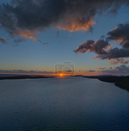 Téléchargez les photos : Paysage paisible au lever du soleil sur Dugi Otok avec vue sur la mer Adriatique, Croatie - en image libre de droit