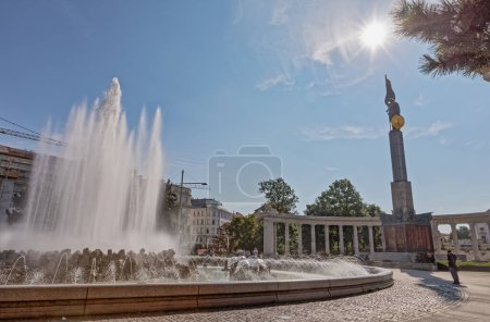 Foto de VIENA, AUSTRIA 7 de septiembre de 2018: Fuente en el Memorial de la Guerra Soviética más formalmente conocida como Heldendenkmal der Roten Armee ubicada en Schwarzenbergplatz
. - Imagen libre de derechos