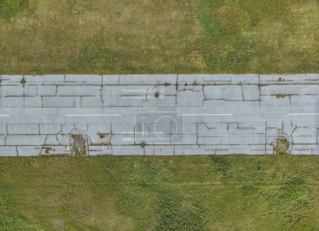 Foto de La naturaleza envuelve los restos del aeródromo de Zeljava, una reliquia del antiguo Ejército Nacional Yugoslavo. - Imagen libre de derechos