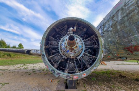 Foto de ZELJAVA, CROACIA - 6 de noviembre de 2023: Un disparo de gran angular captura el avión Douglas C-47 B Dakota decorado, una pieza histórica en el aeródromo de Zeljava. - Imagen libre de derechos