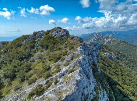 Téléchargez les photos : Surplombant les forêts denses de Velebit, les falaises imposantes de Ljubicko Brdo présentent un spectacle à couper le souffle du paysage accidenté croate. - en image libre de droit