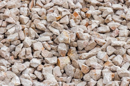 Foto de Primer plano de una pila de agregado de piedra caliza triturada, destacando las texturas y colores. - Imagen libre de derechos