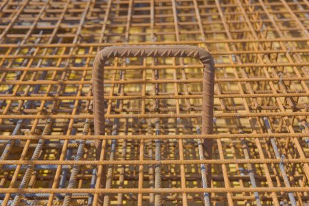 Téléchargez les photos : Gros plan des barres d'armature en acier rouillé avec une grille sur un chantier de construction. - en image libre de droit
