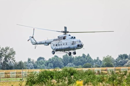 Téléchargez les photos : VARAZDIN, CROATIE - 21 juillet 2018 : Un hélicoptère Mil Mi-8 de l'armée croate survole le ciel lors d'un spectacle aérien. - en image libre de droit