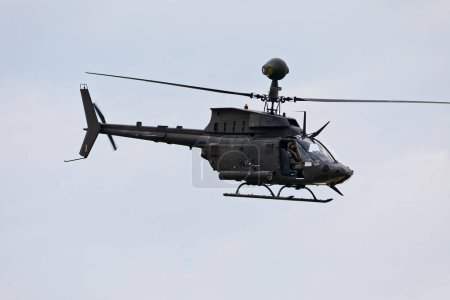 Téléchargez les photos : VARAZDIN, CROATIE - 21 juillet 2018 : Des militaires croates OH-58D hélicoptère Kiowa Warrior en plein vol lors d'un spectacle aérien. - en image libre de droit