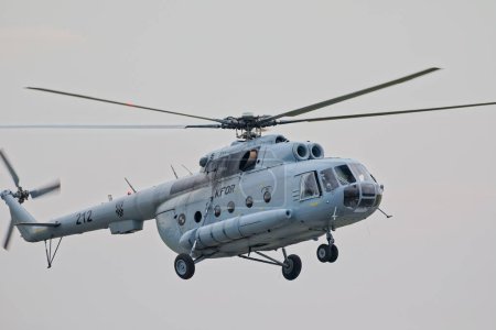 Téléchargez les photos : VARAZDIN, CROATIE - 21 juillet 2018 : Un hélicoptère Mil Mi-8 de l'armée croate survole le ciel lors d'un spectacle aérien. - en image libre de droit