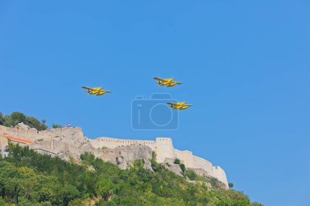 Foto de KNIN, CROACIA - 5 de agosto de 2018: Formación de tres aviones de bomberos Air-tractor en pleno vuelo. - Imagen libre de derechos