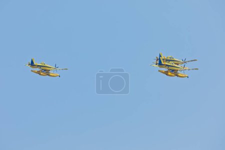 Foto de KNIN, CROACIA - 5 de agosto de 2018: Formación de dos aviones de bomberos Air-tractor en pleno vuelo durante la celebración de la Operación Tormenta. - Imagen libre de derechos