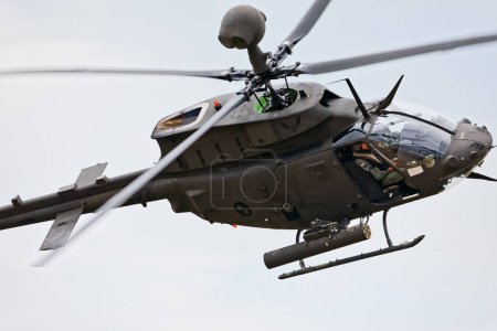 Téléchargez les photos : VARAZDIN, CROATIE - 21 juillet 2018 : Des militaires croates OH-58D hélicoptère Kiowa Warrior en plein vol lors d'un spectacle aérien. - en image libre de droit