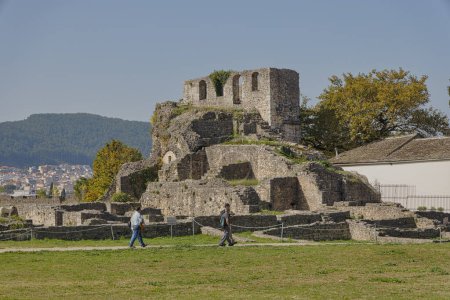 Téléchargez les photos : IOANNINA, GRÈCE - 23 octobre 2023 : Les ruines de l'Acropole de Kale avec la Tour de Bohême et le Palais d'Ali Pacha, reflétant la riche histoire d'Ioanninas. - en image libre de droit