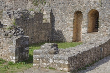 Téléchargez les photos : IOANNINA, GRÈCE - 23 octobre 2023 : Des murs et des arcs en pierre antiques marquent l'entrée de l'Acropole de Kale, un témoignage du passé d'Ioanninas. - en image libre de droit