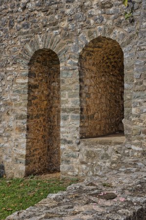 Téléchargez les photos : IOANNINA, GRÈCE - 23 octobre 2023 : Des murs et des arcs en pierre antiques marquent l'entrée de l'Acropole de Kale, un témoignage du passé d'Ioanninas. - en image libre de droit