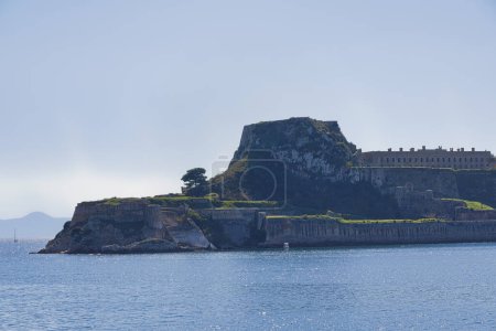 Téléchargez les photos : La vieille forteresse historique sur l'île de Corfou, avec ses murs imposants et sa position stratégique, mise en évidence par les eaux bleues scintillantes de la mer Ionienne. - en image libre de droit