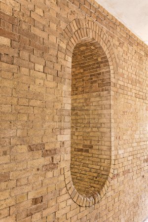 Foto de El detalle arquitectónico de un arco de ladrillo dentro de la antigua fortaleza de Corfú, que muestra la influencia veneciana en la construcción de las fortalezas. - Imagen libre de derechos