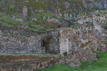 Foto de Murallas erosionadas y arcos entre el verde crecimiento excesivo en la antigua fortaleza de Corfú, mostrando la resiliencia de las estructuras históricas. - Imagen libre de derechos