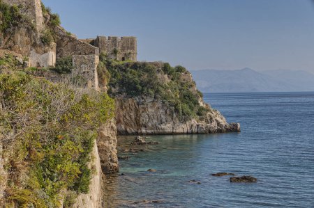 Téléchargez les photos : La vieille forteresse de Corfou perchée sur des falaises escarpées au-dessus de la mer Ionienne claire, reflétant Corfus riche histoire et beauté naturelle. - en image libre de droit