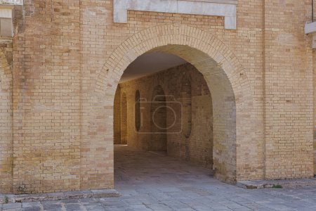 Foto de CORFU, GRECIA - 21 de octubre de 2022: Una serie de arcos de ladrillo crean un corredor dramático dentro de la antigua fortaleza de Corfú, invitando a la exploración. - Imagen libre de derechos