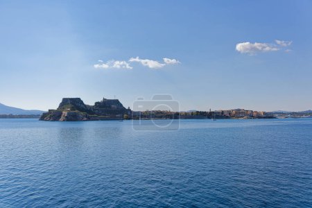 Téléchargez les photos : Un panorama magnifique de Corfou mettant en valeur l'ancienne forteresse vénitienne et ses murs proéminents. - en image libre de droit