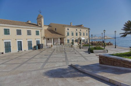 Téléchargez les photos : CORFU, GRÈCE - 21 octobre 2022 : L'église Saint-Nicolas-des-Thermes se dresse avec une grâce historique contre le ciel bleu - en image libre de droit