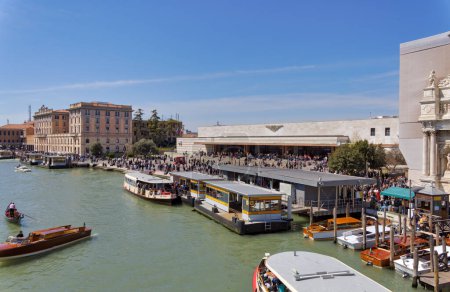 Foto de VENECIA, ITALIA - 10 DE ABRIL DE 2023: Barcos pasando la vista del Gran Canal desde el Puente de Arco de Piedra Ponte degli Scalzi. - Imagen libre de derechos