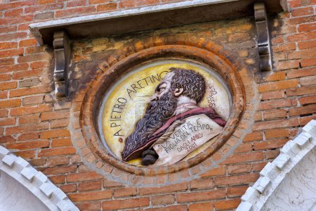 Foto de VENECIA, ITALIA - 10 DE ABRIL DE 2023: Un relieve conmemorativo en una pared de la casa que representa de perfil a Pietro Aretino, acompañado de la inscripción: La verdad es la hija del tiempo. - Imagen libre de derechos