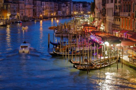 Téléchargez les photos : VENISE, ITALIE - 10 AVRIL 2023 : Un crépuscule serein descend sur le Grand Canal, projetant une douce lueur mystique qui améliore l'atmosphère romantique. - en image libre de droit