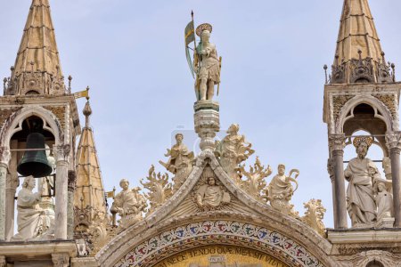 Foto de VENECIA, ITALIA - 11 ABRIL 2023: Elementos decorativos intrincados en la fachada de la Basílica de San Marcos, que ofrecen una visión del rico patrimonio arquitectónico. - Imagen libre de derechos