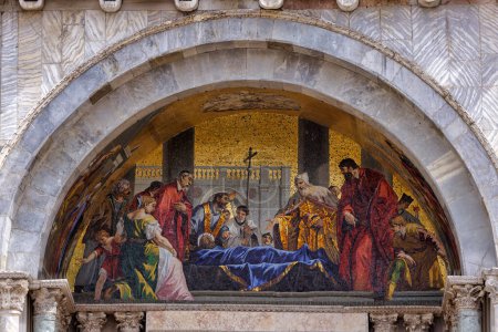 Foto de VENECIA, ITALIA - 11 ABRIL 2023: Elementos decorativos intrincados en la fachada de la Basílica de San Marcos, que ofrecen una visión del rico patrimonio arquitectónico. - Imagen libre de derechos