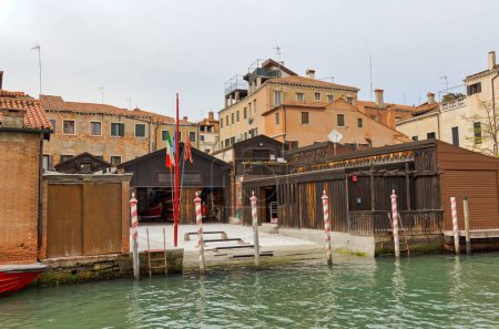 Foto de VENECIA, ITALIA - 11 ABRIL 2023: Una vista única de un taller de almacenamiento y reparación de góndolas, junto con un garaje para barcos y dique seco. - Imagen libre de derechos
