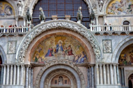 Foto de VENECIA, ITALIA - 11 ABRIL 2023: Elementos decorativos intrincados en la fachada de la Basílica de San Marcos, que ofrecen una visión del rico patrimonio arquitectónico. lente de desplazamiento basculante - Imagen libre de derechos