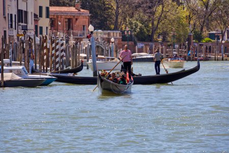 Foto de VENECIA, ITALIA - 10 DE ABRIL DE 2023: Góndola pasando por el Gran Canal. - Imagen libre de derechos