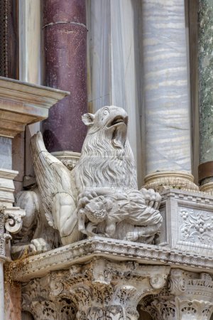 Téléchargez les photos : VENISE, ITALIE - 11 AVRIL 2023 : Eléments décoratifs complexes sur la façade de la basilique Saint-Marks, offrant un aperçu du riche patrimoine architectural. - en image libre de droit