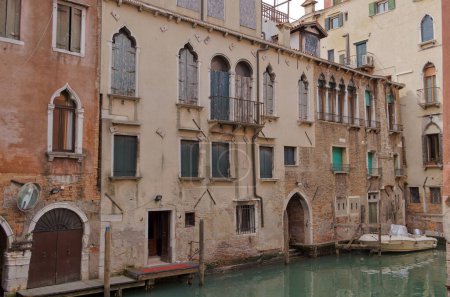 Téléchargez les photos : VENISE, ITALIE - 11 AVRIL 2023 : Ancien canal du centre historique de Venices, offrant un aperçu du charme intemporel de cette ville emblématique. - en image libre de droit