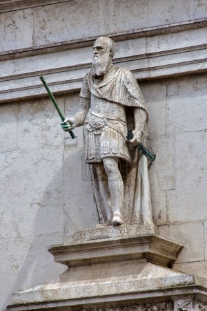 Téléchargez les photos : VENISE, ITALIE - 11 AVRIL 2023 : Sculpture du Salodio, un élément de façade orné sur la maison des artistes. - en image libre de droit