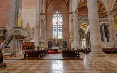 Téléchargez les photos : VENISE, ITALIE - 11 AVRIL 2023 : L'intérieur tranquille et artistique d'une église catholique, mettant en valeur l'autel et la peinture dédiée au Divo Antonino. - en image libre de droit