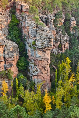 Téléchargez les photos : Picturesque rocky mountain landscape in autumn. Castilla La Mancha. Spain - en image libre de droit