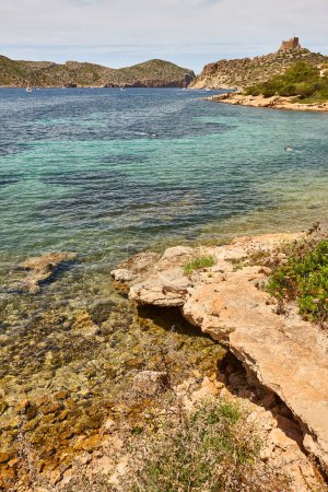Foto de Aguas turquesas en la isla de Cabrera paisaje costero. Islas Baleares. España - Imagen libre de derechos