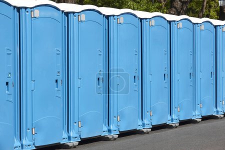 Tragbares WC. Öffentliche mobile Toilette auf der Straße. Transportable latrine