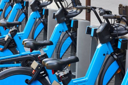 Photo pour Chargement de vélos électriques urbains à batterie dans la ville. Transports écologiques - image libre de droit
