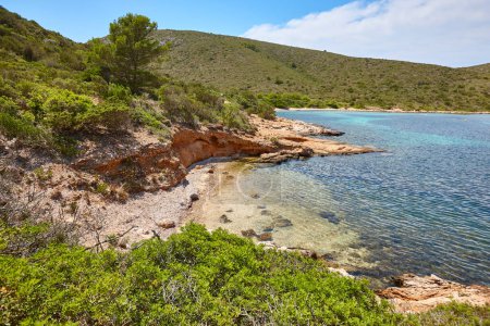Türkisfarbenes Wasser in der Küstenlandschaft der Insel Cabrera. Balearen. Spanien