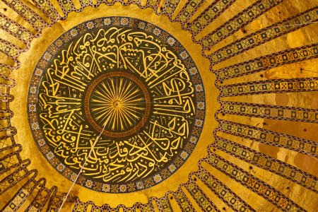 Téléchargez les photos : Mosquée Sainte-Sophie intérieur décoré dôme. Istanbul, Turquie - en image libre de droit