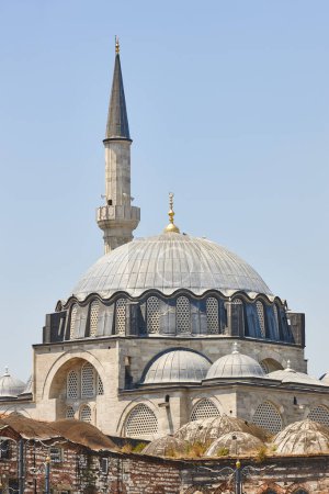 Téléchargez les photos : Rustem Pasa mosquée dôme et minaret. Centre ville d'Istanbul. Turquie - en image libre de droit